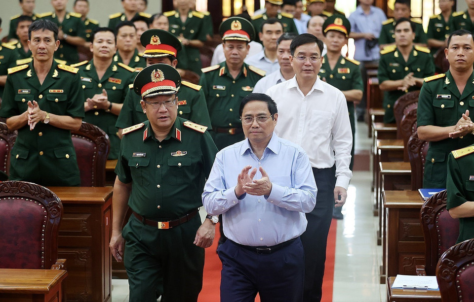 Thủ tướng Phạm Minh Chính thăm cán bộ, chiến sỹ Bộ Chỉ huy Quân sự tỉnh Đắk Lắk. (Ảnh: Dương Giang/TTXVN)