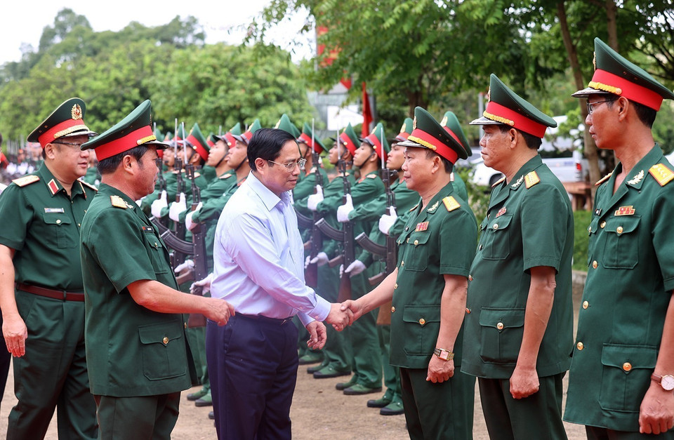 Thủ tướng Phạm Minh Chính thăm cán bộ, chiến sỹ Bộ Chỉ huy Quân sự tỉnh Đắk Lắk. (Ảnh: Dương Giang/TTXVN)
