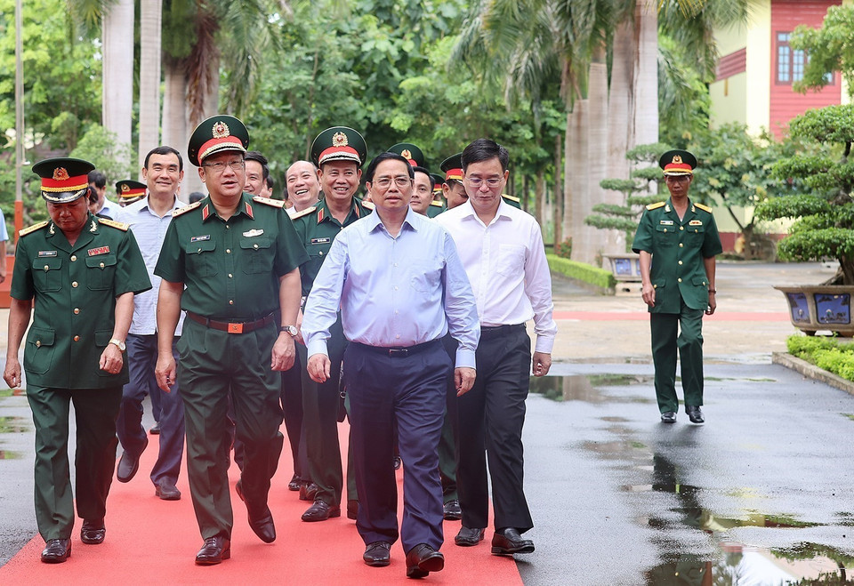 Thủ tướng Phạm Minh Chính thăm cán bộ, chiến sỹ Bộ Chỉ huy Quân sự tỉnh Đắk Lắk. (Ảnh: Dương Giang/TTXVN)