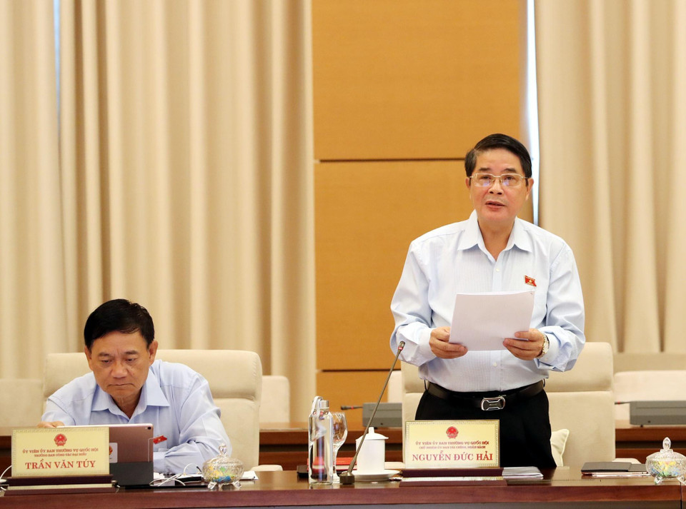 Chủ nhiệm Ủy ban Tài chính - Ngân sách của Quốc hội Nguyễn Đức Hải trình bày báo cáo. (Ảnh: Trọng Đức/TTXVN)