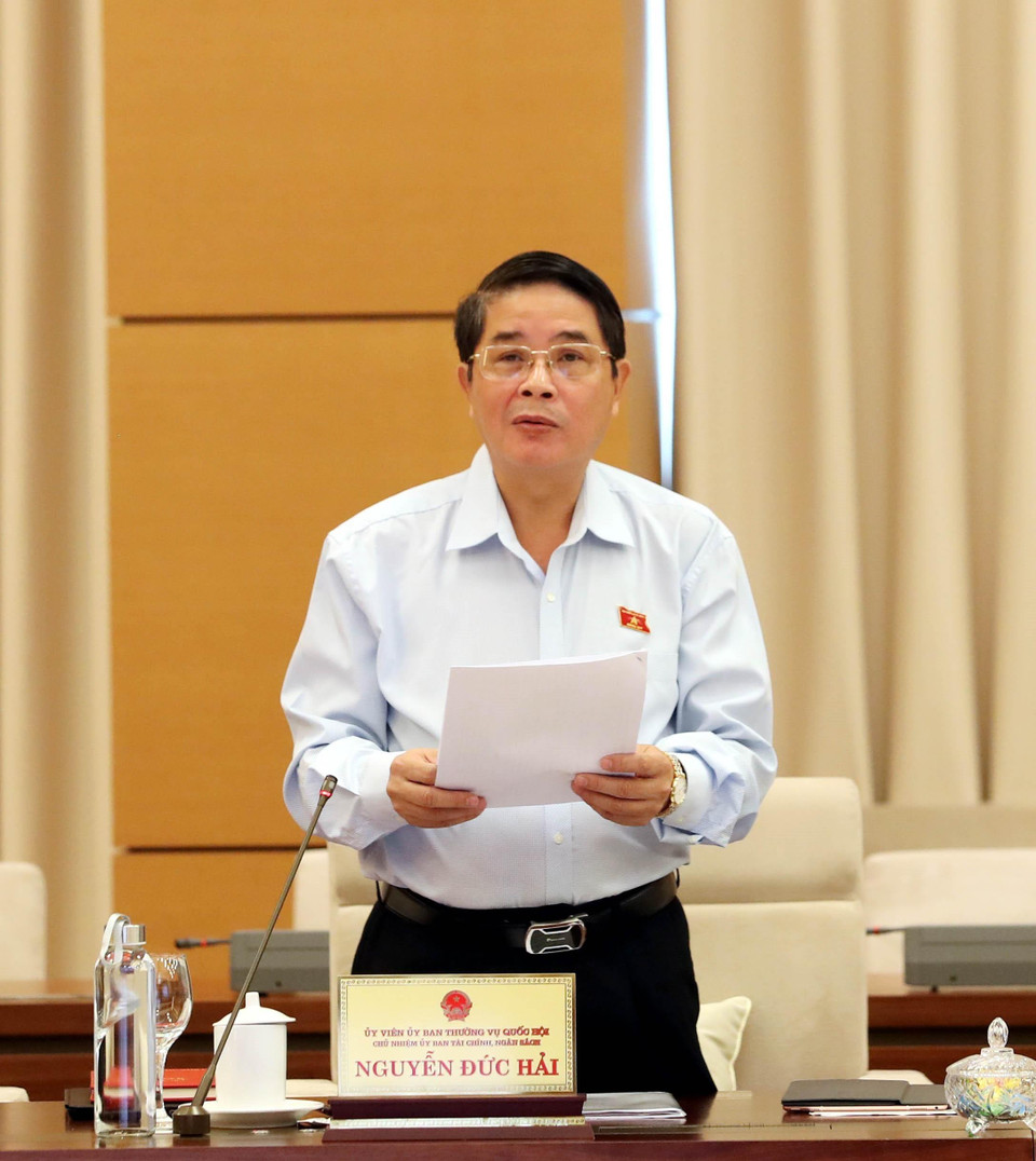 Chủ nhiệm Ủy ban Tài chính - Ngân sách của Quốc hội Nguyễn Đức Hải trình bày báo cáo. (Ảnh: Trọng Đức/TTXVN)