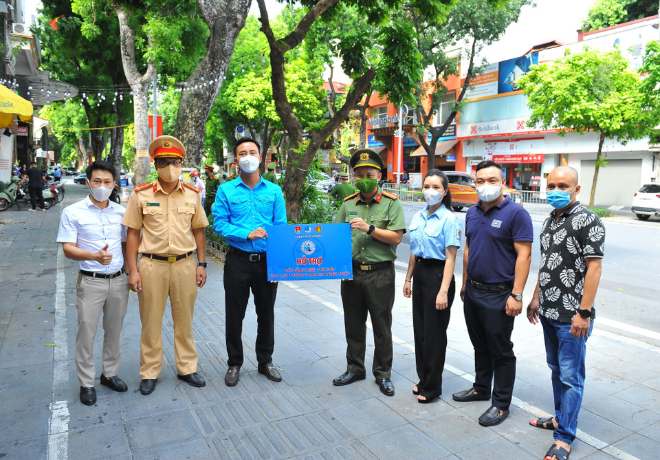 Chương trình được triển khai thể hiện sự đồng lòng, chung sức của tuổi trẻ Thủ đô từ những việc nhỏ nhất; cùng lực lượng tuyến đầu tiếp tục đoàn kết, từng bước đẩy lùi và chiến thắng đại dịch COVID-19. (Ảnh: Minh Đức/TTXVN)