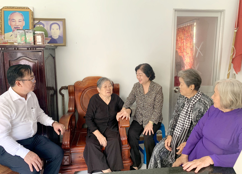  Bà Trương Mỹ Hoa, nguyên Phó Chủ tịch nước, cựu tù chính trị Côn Đảo, cùng đồng đội thăm bà Nguyễn Thị Ni hay còn gọi là bà Tư Hoàng (sinh năm 1939), cựu tù Côn Đảo hiện đang sinh sống ở huyện Côn Đảo. (Ảnh: Thanh Vũ/TTXVN)