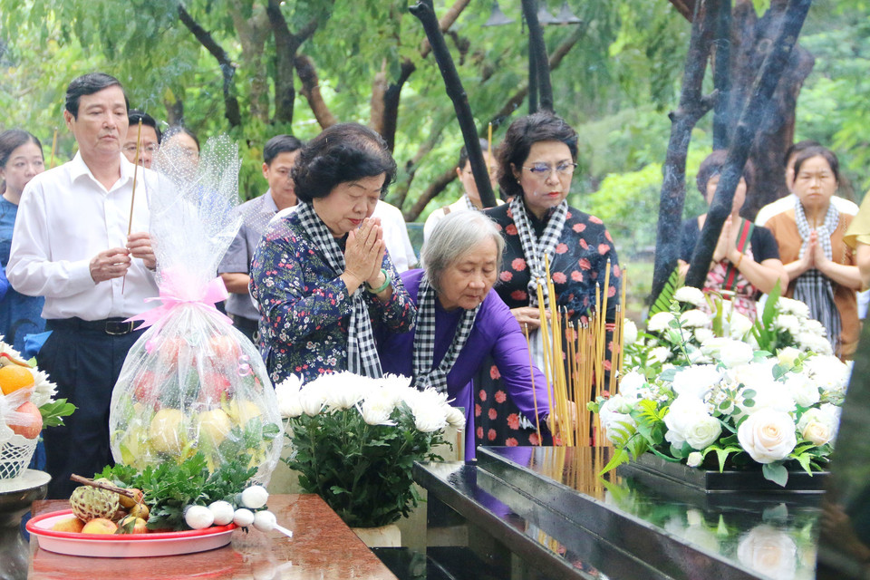 Bà Trương Mỹ Hoa, nguyên Phó Chủ tịch nước, cựu tù chính trị Côn Đảo, cùng đồng đội thắp hương chị Võ Thị Sáu tại nghĩa trang Hàng Dương-Côn Đảo. (Ảnh: Thanh Vũ/TTXVN)