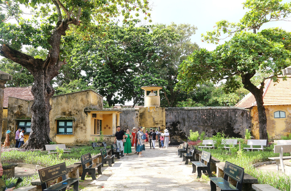 Trại giam Phú Hải ở huyện Côn Đảo thu hút đông đảo khách tham quan trong những ngày tháng 7. (Ảnh: Thanh Vũ/TTXVN)