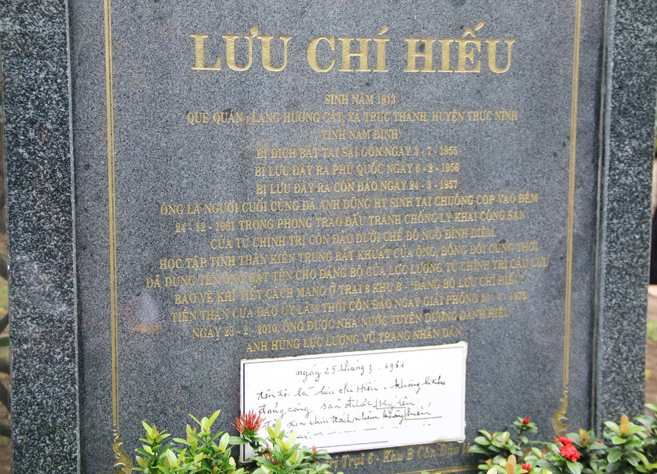 Bút tích của Anh hùng lực lượng vũ trang, Liệt sỹ Lưu Chí Hiếu trên bia mộ tại nghĩa trang Hàng Dương-Côn Đảo. (Ảnh: Thanh Vũ/TTXVN)