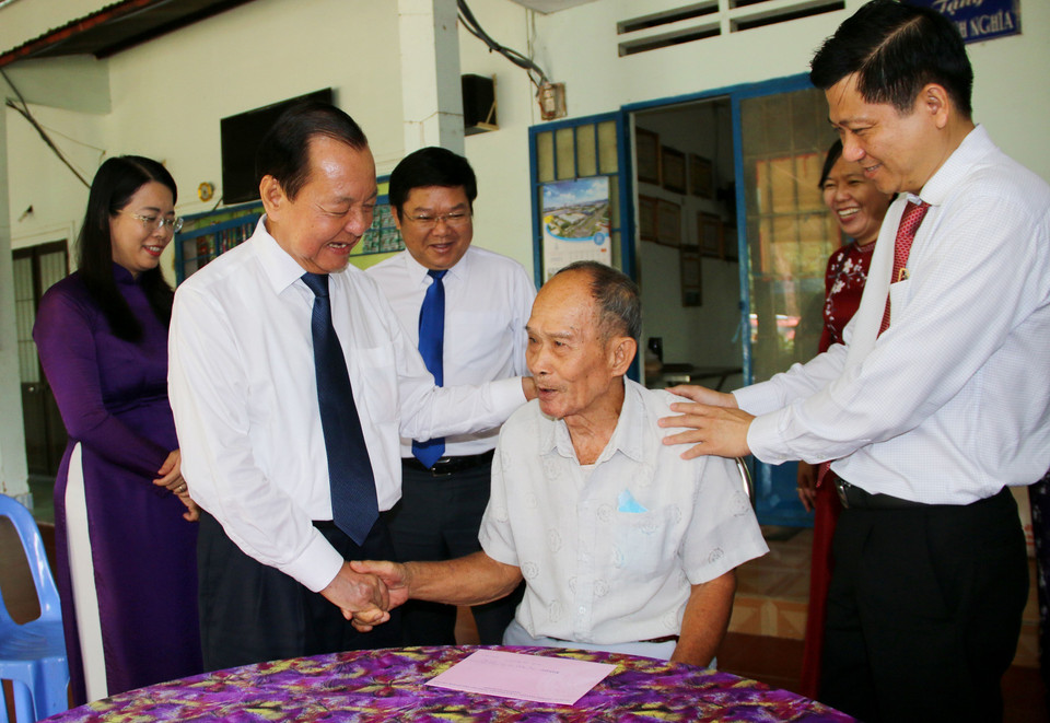 Lãnh đạo tỉnh Bà Rịa-Vũng Tàu và các đồng chí lão thành cách mạng Thành phố Hồ Chí Minh thăm hỏi cựu tù Côn Đảo Nguyễn Văn Ước (sinh năm 1940) đang sinh sống tại đảo. (Ảnh: Thanh Vũ/TTXVN)