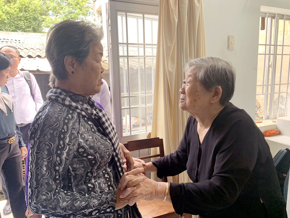 Bà Nguyễn Thị Ni hay còn gọi là bà Tư Hoàng (phải - sinh năm 1939) vui mừng đón các đồng chí, đồng đội từng bị giam giữ tại trại tù Côn Đảo. (Ảnh: Thanh Vũ/TTXVN)