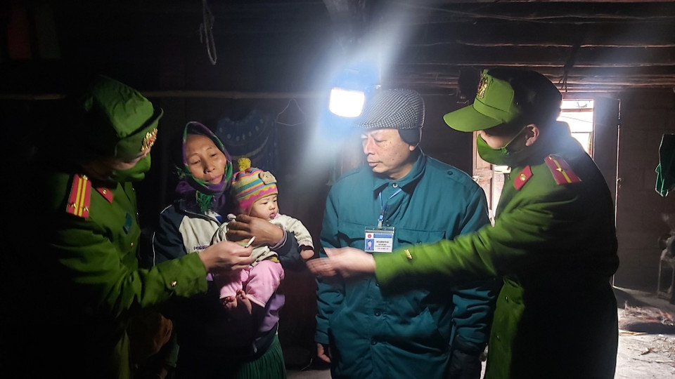 Cán bộ và công an xã Xín Cái đi tuyên truyền cho người dân giữ ấm và tặng áo ấm cho trẻ tại thôn Lùng Thúng, xã Xín Cái, huyện Mèo Vạc (Hà Giang). (Ảnh: Nguyễn Chiến/TTXVN)