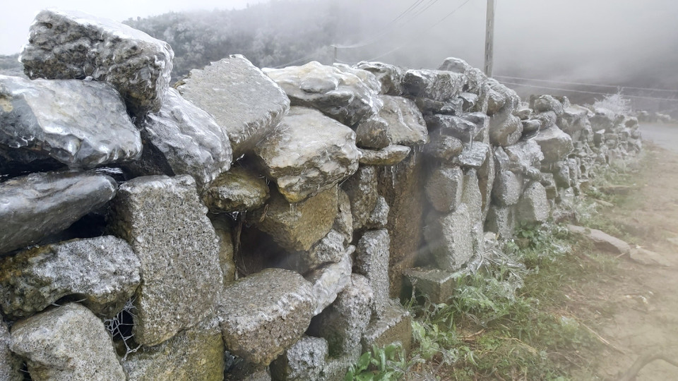 Lớp băng dày phủ trắng hàng rào đá. (Ảnh: Nguyễn Chiến/TTXVN)