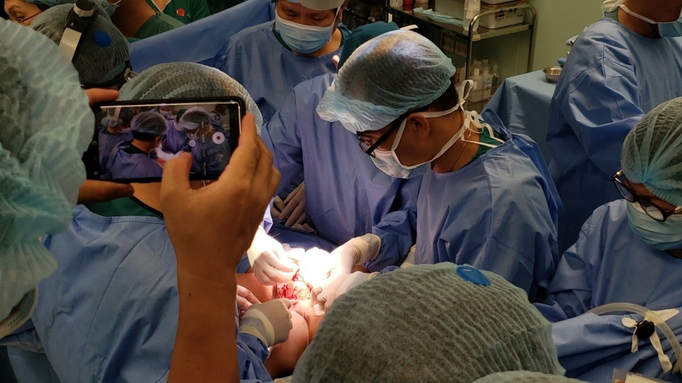 Các bác sỹ nhóm ngoại niệu đang tiếp tục phẫu thuật phục hồi hệ tiết niệu sinh dục, hệ tiêu hóa.(Ảnh: BV Nhi đồng TP.HCM)