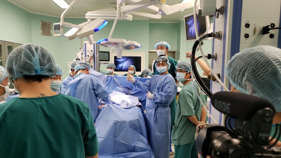 Sau khi tách rời, các bé được chuyển qua phòng mổ siêu sạch để tiếp tục tạo hình, chỉnh hình và đưa các cơ quan nội tạng về vị trí bình thường. (Ảnh: BV Nhi đồng TP.HCM)