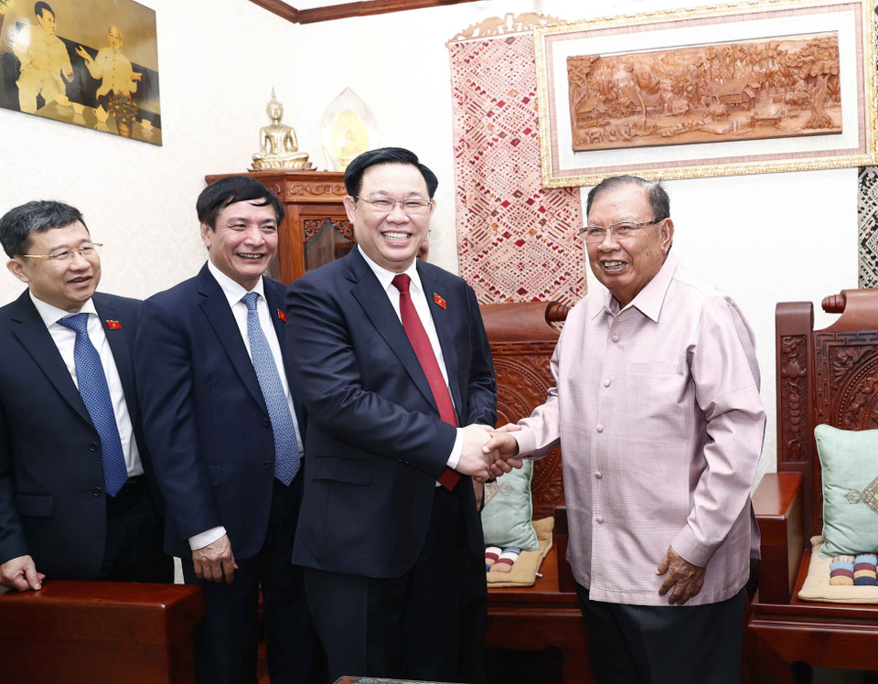 Sáng 16/5/2022, tại Thủ đô Vientiane, Chủ tịch Quốc hội Vương Đình Huệ đến nhà riêng thăm ông Bounnhang Vorachith, nguyên Tổng Bí thư, nguyên Chủ tịch nước Lào. (Ảnh: Doãn Tấn/TTXVN)