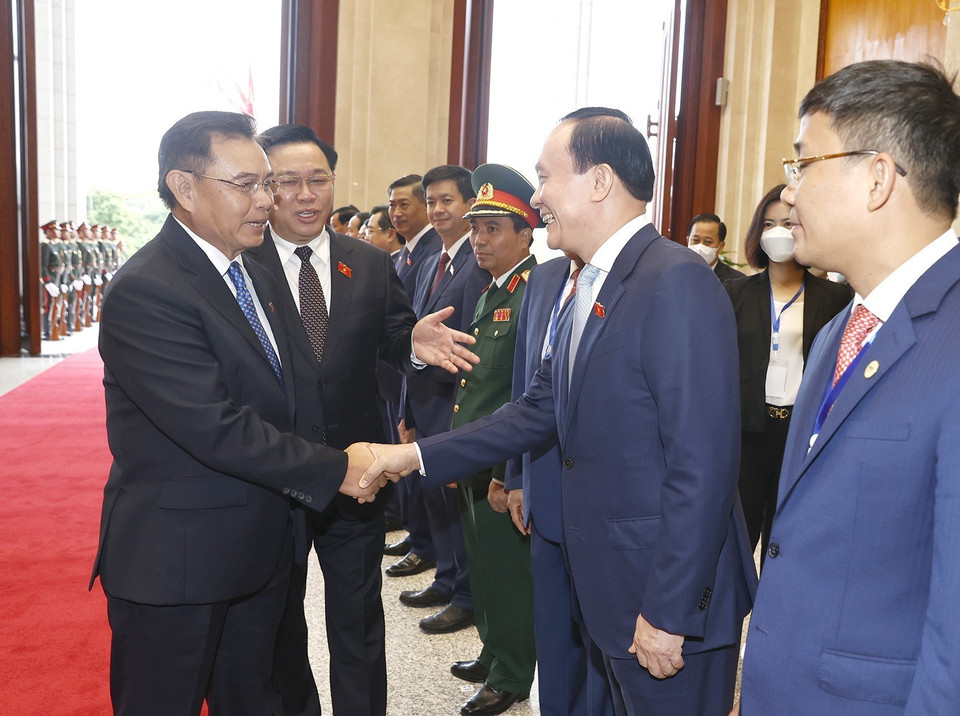 Chủ tịch Quốc hội Vương Đình Huệ giới thiệu các thành viên Đoàn đại biểu Quốc hội Việt Nam với Chủ tịch Quốc hội Lào Saysomphone Phomvihane. (Ảnh: Doãn Tấn/TTXVN)