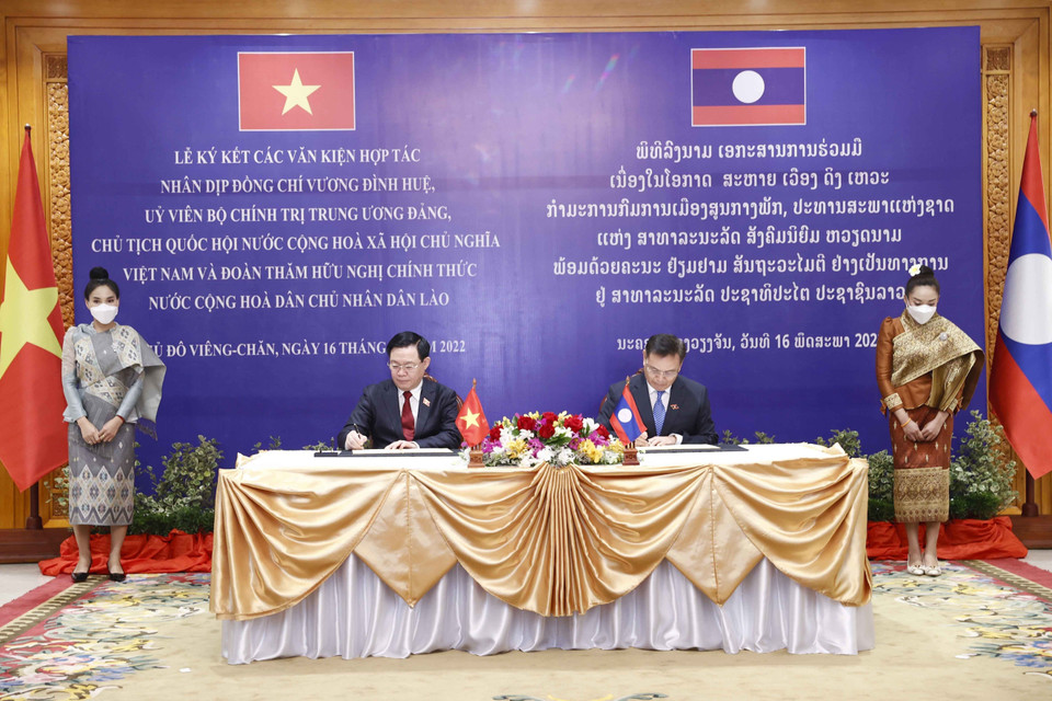 Chủ tịch Quốc hội Vương Đình Huệ và Chủ tịch Quốc hội nước Cộng hòa Dân chủ Nhân dân Lào Saysomphone Phomvihane ký Thỏa thuận hợp tác giữa Quốc hội Việt Nam và Quốc hội Lào. (Ảnh: Doãn Tấn/TTXVN)