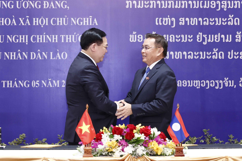 Chủ tịch Quốc hội Vương Đình Huệ và Chủ tịch Quốc hội nước Cộng hòa Dân chủ Nhân dân Lào Saysomphone Phomvihane ký Thỏa thuận hợp tác giữa Quốc hội Việt Nam và Quốc hội Lào. (Ảnh: Doãn Tấn/TTXVN)