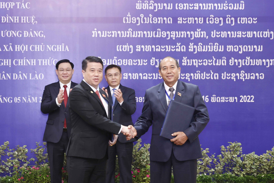 Chủ tịch Quốc hội Vương Đình Huệ và Chủ tịch Quốc hội nước Lào Saysomphone chứng kiến Lễ ký Thỏa thuận hợp tác giữa Hội đồng Dân tộc của Quốc hội Việt Nam và Ủy ban các dân tộc của Quốc hội Lào. (Ảnh: Doãn Tấn/TTXVN)