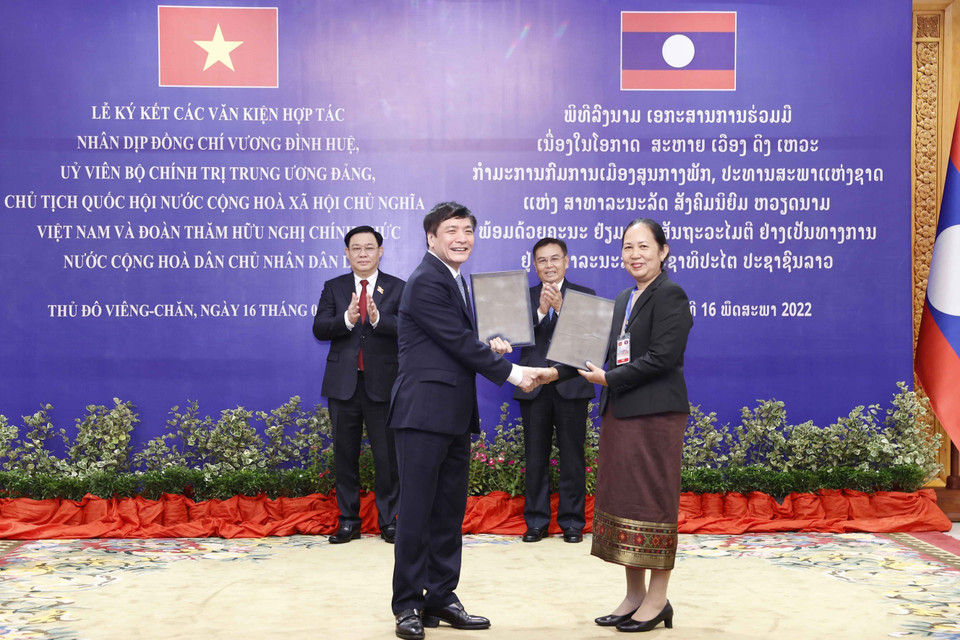 Chủ tịch Quốc hội Vương Đình Huệ và Chủ tịch Quốc hội nước Lào Saysomphone chứng kiến Lễ ký Thỏa thuận hợp tác giữa Văn phòng Quốc hội Việt Nam và Ban Thư ký Quốc hội Lào. (Ảnh: Doãn Tấn/TTXVN)