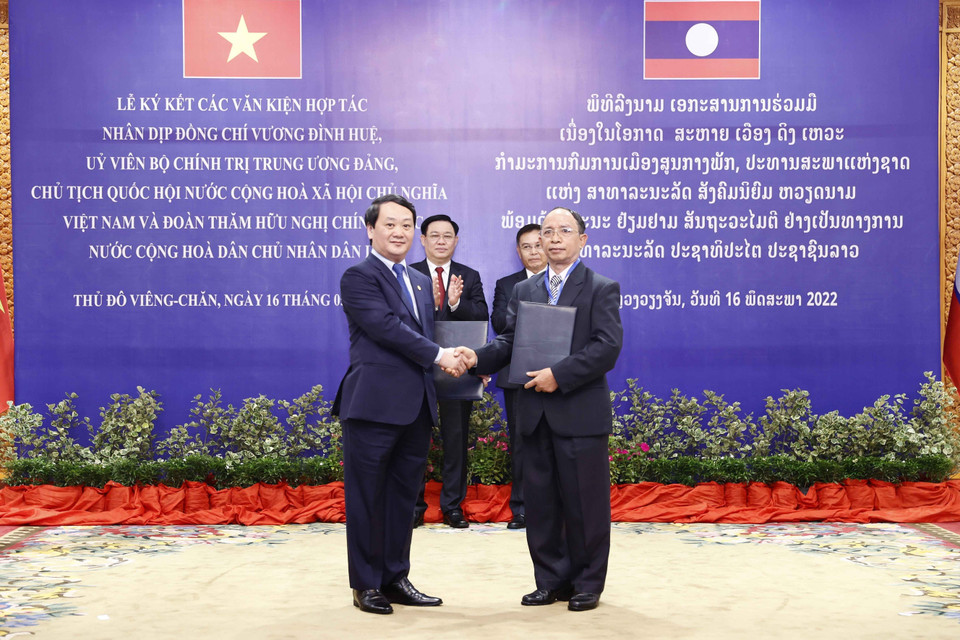 Chủ tịch Quốc hội Vương Đình Huệ và Chủ tịch Quốc hội nước Lào Saysomphone chứng kiến Lễ ký Thỏa thuận hợp tác giữa Ủy ban Dân tộc Chính phủ Việt Nam và Ủy ban Trung ương Mặt trận Lào xây dựng đất nước. (Ảnh: Doãn Tấn/TTXVN)