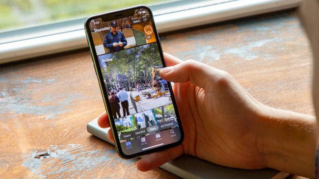 Ứng dụng xem ảnh Photos được thay đổi về giao diện và cách sắp xếp hình ảnh theo ngày tháng, cùng với tính năng nhận diện và loại bớt ảnh thừa để hiện những ảnh quan trọng.