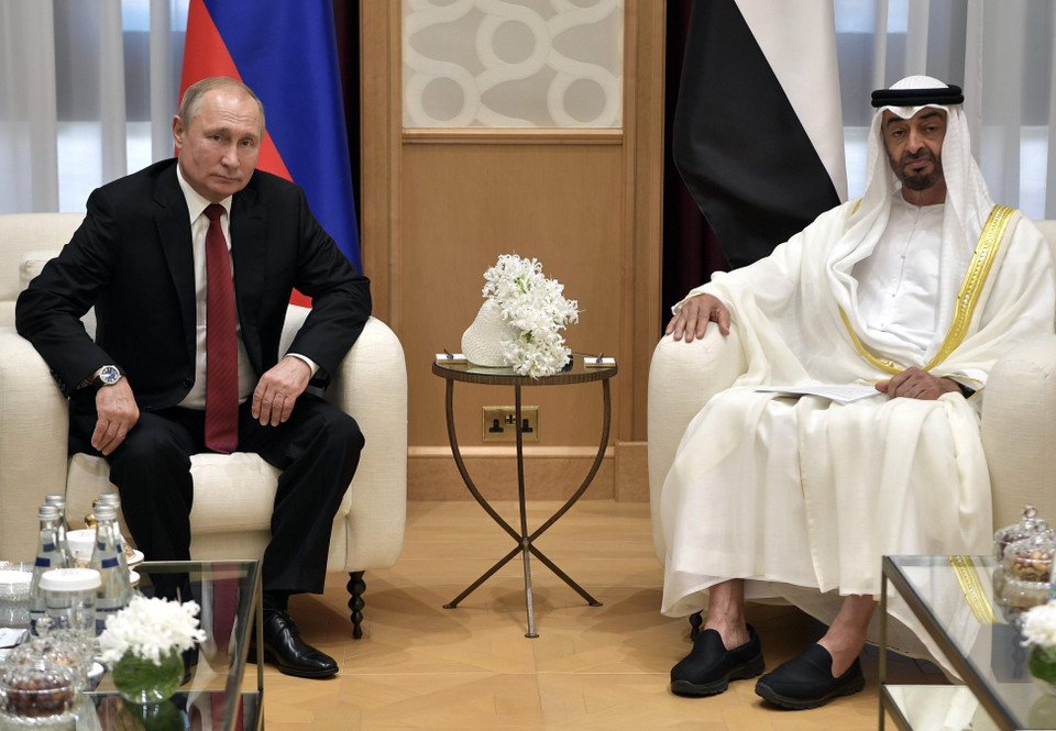 Tổng thống Nga Vladimir Putin đã có chuyến công du tới hai quốc gia Trung Đông Saudi Arabia và Các Tiểu vương quốc Arab thống nhất (UAE) từ ngày 14/10, nhằm tăng cường hợp tác trong vấn đề điều tiết thị trường dầu mỏ, đồng thời cũng nhằm thu hút, mời gọi đầu tư từ khu vực này. (Ảnh: AFP/TTXVN)