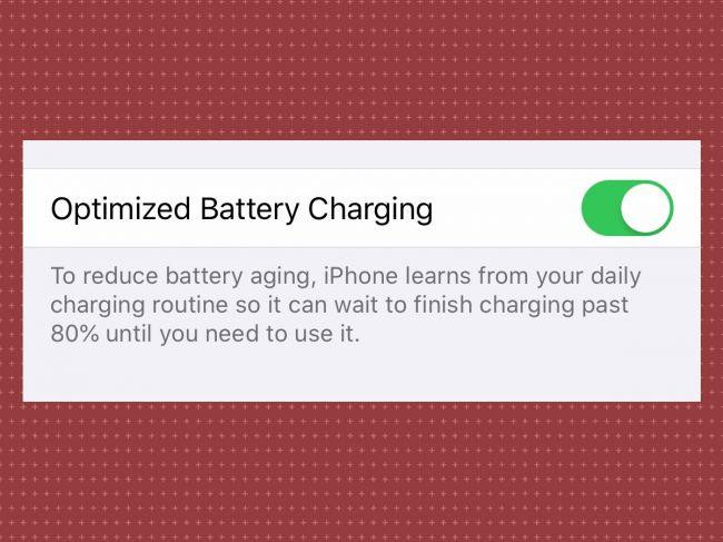 iOS sẽ giới hạn ở mức 80% dung lượng pin khi sạc qua đêm, sau đó sẽ sạc đầy đến 100% trong khoảng một tiếng trước khi người dùng thức giấc, nhằm tối ưu hóa tuổi thọ của pin.