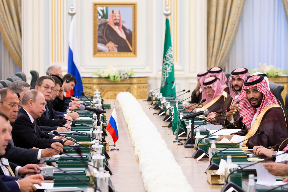 Tổng thống Nga Vladimir Putin đã có chuyến công du tới hai quốc gia Trung Đông Saudi Arabia và Các Tiểu vương quốc Arab thống nhất (UAE) từ ngày 14/10, nhằm tăng cường hợp tác trong vấn đề điều tiết thị trường dầu mỏ, đồng thời cũng nhằm thu hút, mời gọi đầu tư từ khu vực này. (Ảnh: AFP/TTXVN)