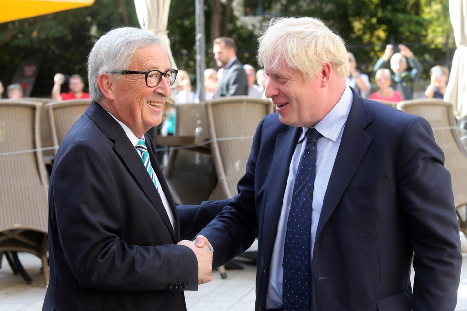 Thủ tướng Anh Boris Johnson ngày 17/10 xác nhận nước này và Liên minh châu Âu (EU) đã đạt được một "thỏa thuận mới tuyệt vời" về việc Anh rời khỏi EU, còn gọi là Brexit. Trước đó, Chủ tịch Ủy ban châu Âu Jean-Claude Juncker và một quan chức thuộc EU cũng cho biết đã hoàn tất thỏa thuận Brexit. (Ảnh: AFP/TTXVN)