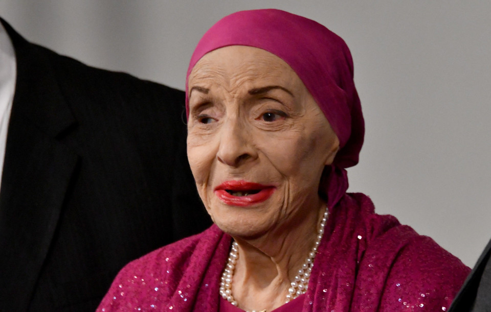 Ngày 17/10, nghệ sỹ ballet huyền thoại của Cuba Alicia Alonso đã qua đời ở tuổi 98 tại thủ đô La Habana sau khi nhập viện không lâu vì lý do sức khỏe. Nghệ sỹ Alicia Alonso được xem là một trong những biểu tượng lớn của ballet thế giới trong thế kỷ 20. Bà là nghệ sỹ thứ 5 được Viện Âm nhạc Mỹ Latinh vinh danh là 'Ngôi sao Thế kỷ' nhưng là người duy nhất không phải là nhạc sỹ hay ca sỹ. (Ảnh: AFP/TTXVN)