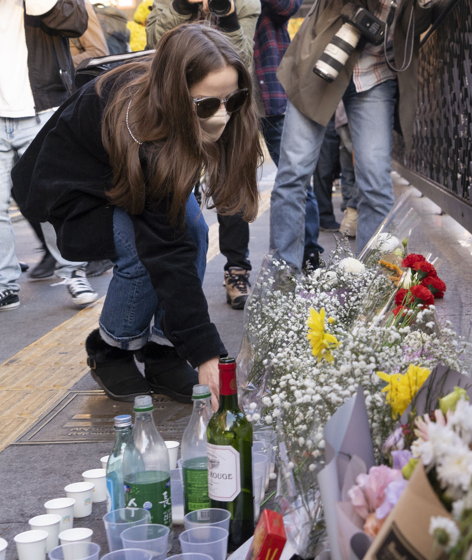 Người dân tưởng niệm các nạn nhân thiệt mạng trong vụ giẫm đạp tại Itaewon, Seoul, Hàn Quốc, ngày 30/10/2022. (Ảnh: THX/TTXVN)