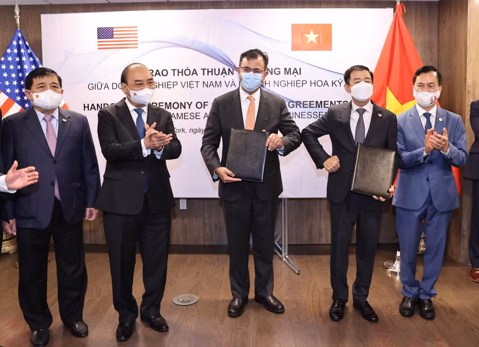 Chủ tịch nước Nguyễn Xuân Phúc chứng kiến lễ trao văn bản hợp tác giữa Tập đoàn Vin Group và Công ty Arcturus. (Ảnh: Thống Nhất/TTXVN)
