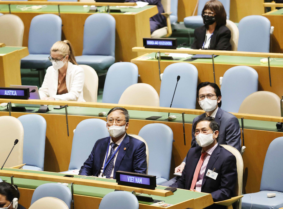 Bộ trưởng Ngoại giao Bùi Thanh Sơn và các đại biểu tham dự Phiên thảo luận Cấp cao Đại hội đồng Liên hợp quốc lần thứ 76. (Ảnh: Thống Nhất/TTXVN)