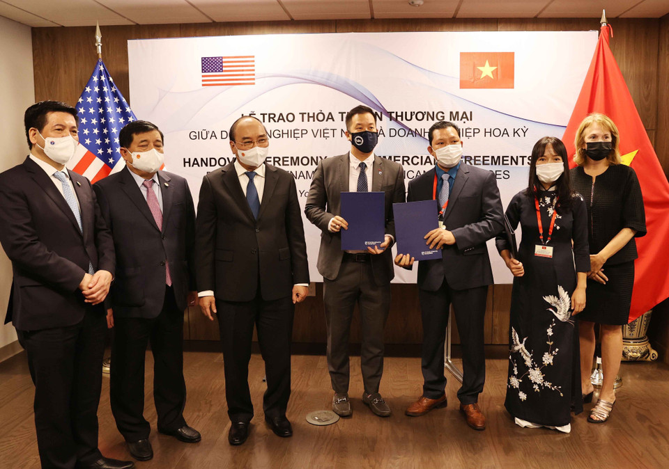 Chủ tịch nước nước Nguyễn Xuân Phúc chứng kiến lễ trao thỏa thuận hợp tác giữa Chân Mây LNG và các đối tác. (Ảnh: Thống Nhất/TTXVN)