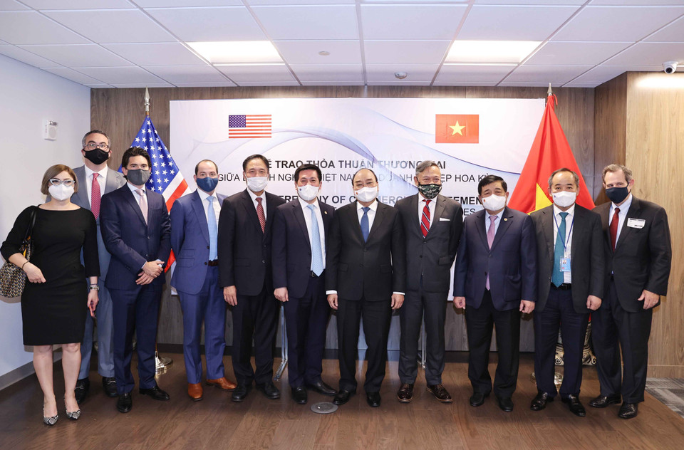 Chủ tịch nước Nguyễn Xuân Phúc chụp ảnh lưu niệm cùng Tập đoàn Macquaire, JP Morgan, Bechtel, GE, McDermontt. (Ảnh: Thống Nhất/TTXVN)