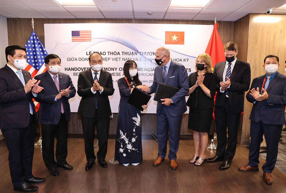 Chủ tịch nước nước Nguyễn Xuân Phúc chứng kiến lễ trao thỏa thuận hợp tác giữa Chân Mây LNG và các đối tác. (Ảnh: Thống Nhất/TTXVN)