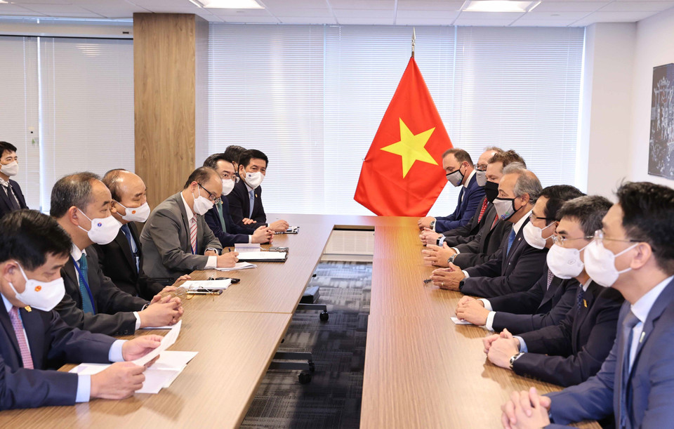 Chủ tịch nước Nguyễn Xuân Phúc và Lãnh đạo Tập đoàn AES. (Ảnh: Thống Nhất/TTXVN)