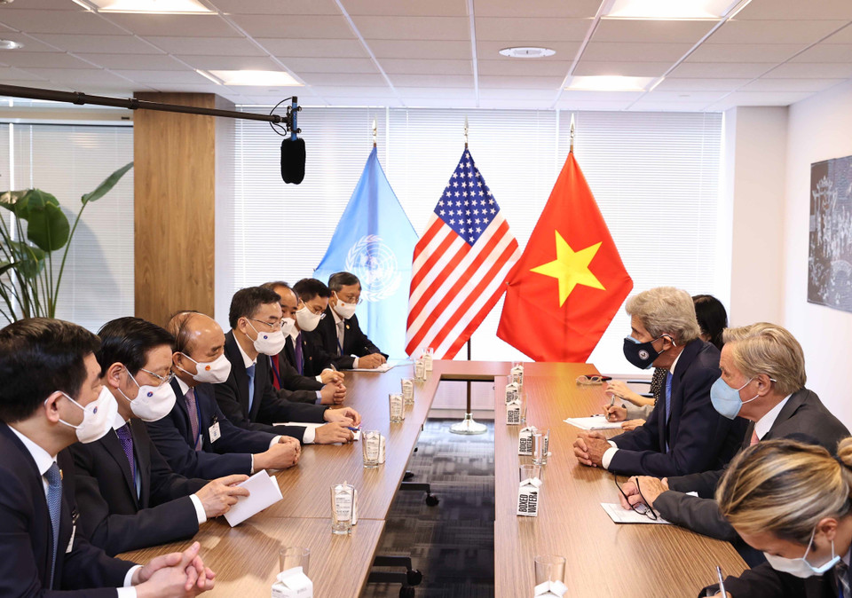 Chủ tịch nước Nguyễn Xuân Phúc gặp Đặc phái viên của Tổng thống Hoa Kỳ John Kerry. (Ảnh: Thống Nhất/TTXVN)