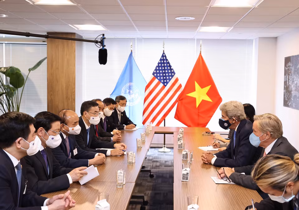 Chủ tịch nước Nguyễn Xuân Phúc gặp Đặc phái viên của Tổng thống Hoa Kỳ John Kerry. (Ảnh: Thống Nhất/TTXVN)