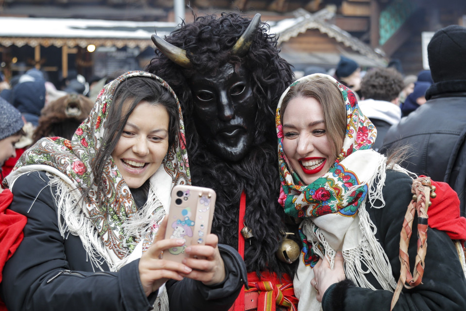 Người tham gia có thể đắm mình trong màn trình diễn các bài hát dân gian của lễ hội, ngắm các chàng trai, cô gái Nga trong các trang phục truyền thống hay tham gia chơi các trò chơi truyền thống của người Nga. (Ảnh: THX/TTXVN)