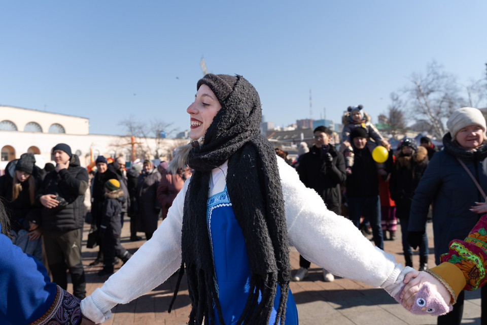 Người tham gia có thể đắm mình trong màn trình diễn các bài hát dân gian của lễ hội, ngắm các chàng trai, cô gái Nga trong các trang phục truyền thống hay tham gia chơi các trò chơi truyền thống của người Nga. (Ảnh: THX/TTXVN)