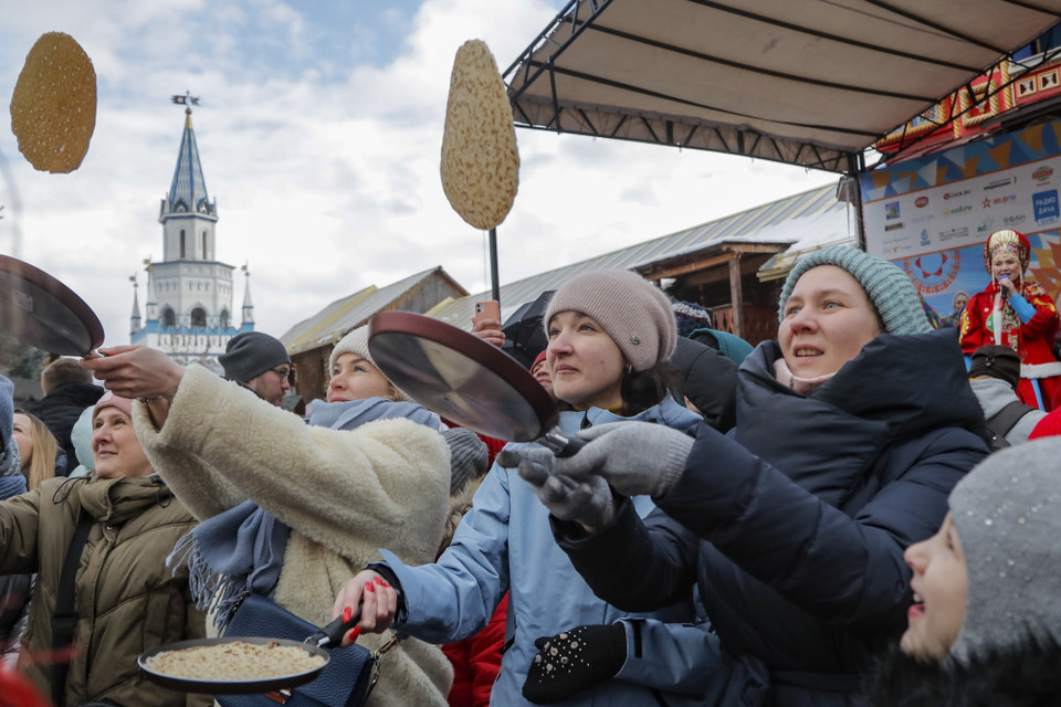 Người tham gia có thể đắm mình trong màn trình diễn các bài hát dân gian của lễ hội, ngắm các chàng trai, cô gái Nga trong các trang phục truyền thống hay tham gia chơi các trò chơi truyền thống của người Nga. (Ảnh: THX/TTXVN)