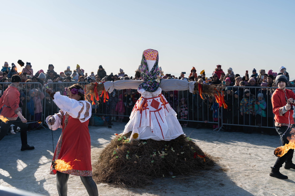 Người tham gia có thể đắm mình trong màn trình diễn các bài hát dân gian của lễ hội, ngắm các chàng trai, cô gái Nga trong các trang phục truyền thống hay tham gia chơi các trò chơi truyền thống của người Nga. (Ảnh: THX/TTXVN)