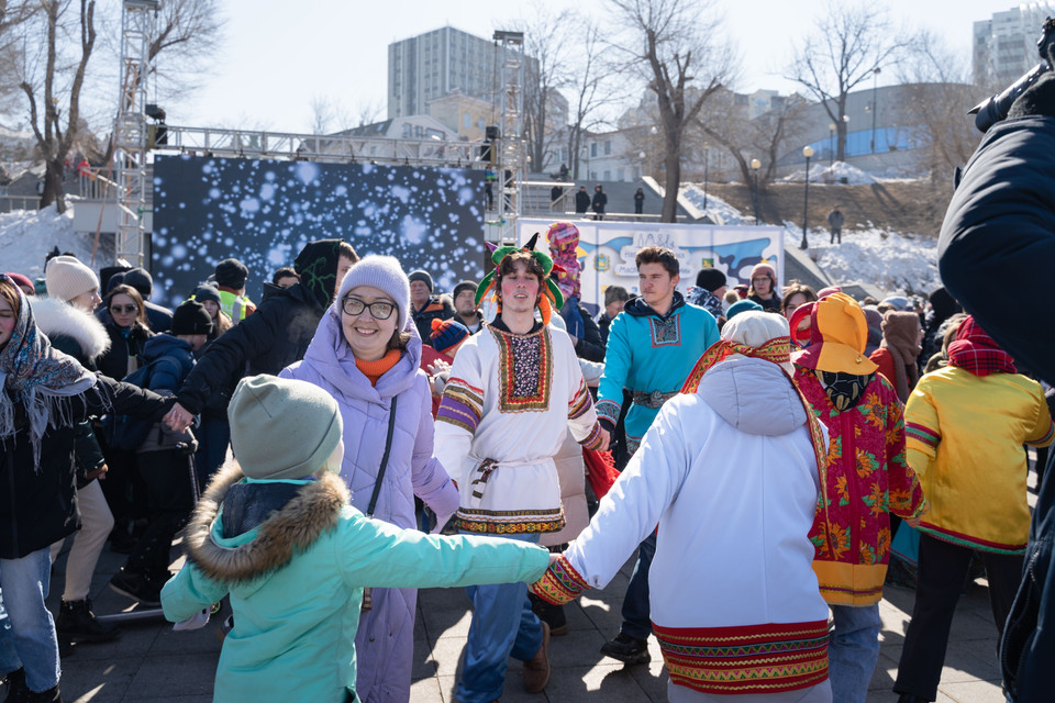 Người tham gia có thể đắm mình trong màn trình diễn các bài hát dân gian của lễ hội, ngắm các chàng trai, cô gái Nga trong các trang phục truyền thống hay tham gia chơi các trò chơi truyền thống của người Nga. (Ảnh: THX/TTXVN)
