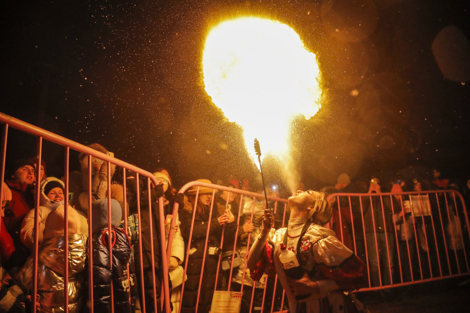 Người tham gia có thể đắm mình trong màn trình diễn các bài hát dân gian của lễ hội, ngắm các chàng trai, cô gái Nga trong các trang phục truyền thống hay tham gia chơi các trò chơi truyền thống của người Nga. (Ảnh: THX/TTXVN)