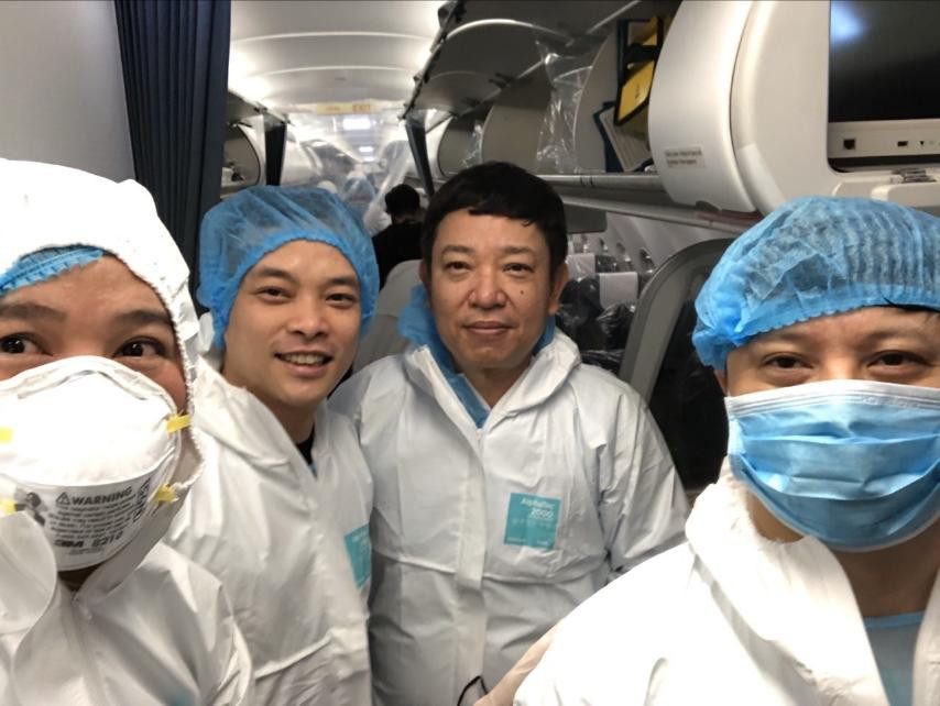 Các thành viên trong tổ công tác đặc biệt được trang bị đồ bảo hộ y tế đặc chủng. (Ảnh: Vietnam+)