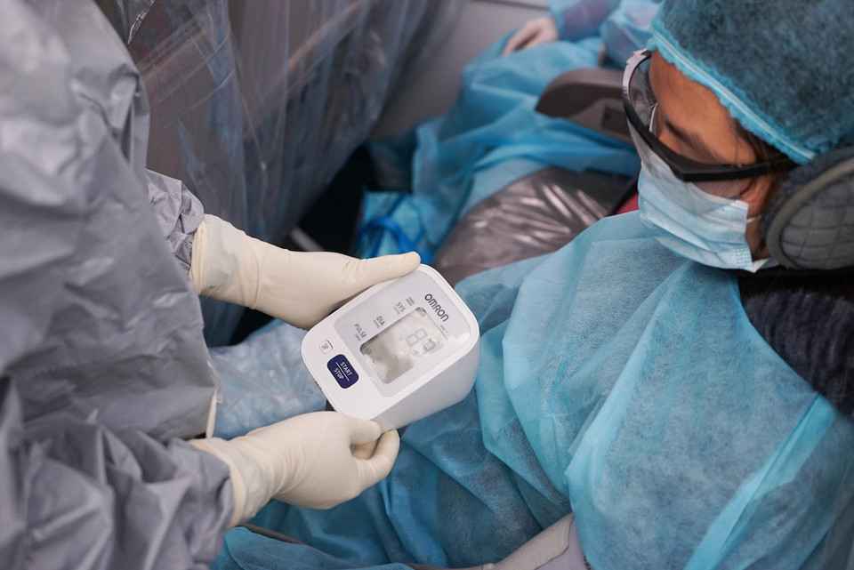 Trong suốt chuyến bay, các hành khách được đội ngũ y tế chăm sóc sức khoẻ bằng cách đo nhiệt độ cơ thể, nhịp tim.(Ảnh: Vietnam+)