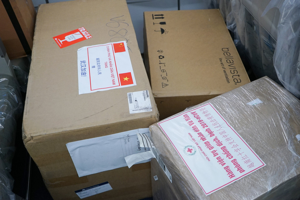 Trang thiết bị, vật tư y tế của Chính phủ và nhân dân Việt Nam tặng người dân Trung Quốc. (Ảnh: Vietnam+)