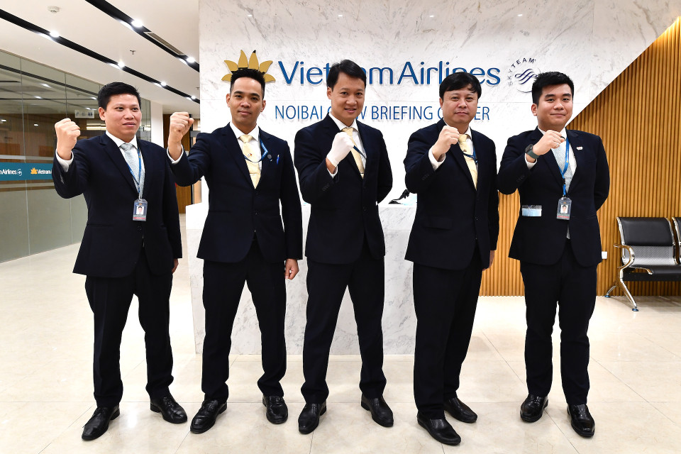 Tổ bay của Vietnam Airlines sẵn sàng cho chuyến bay đặc biệt đưa công dân Việt Nam từ tâm dịch Vũ Hán về nước. (Ảnh:Vietnam+)