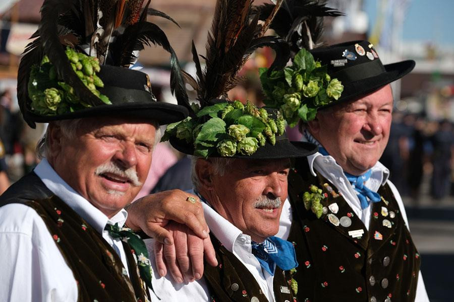 Những người đàn ông với trang phục truyền thống của vùng Bavaria. (Ảnh: Getty)