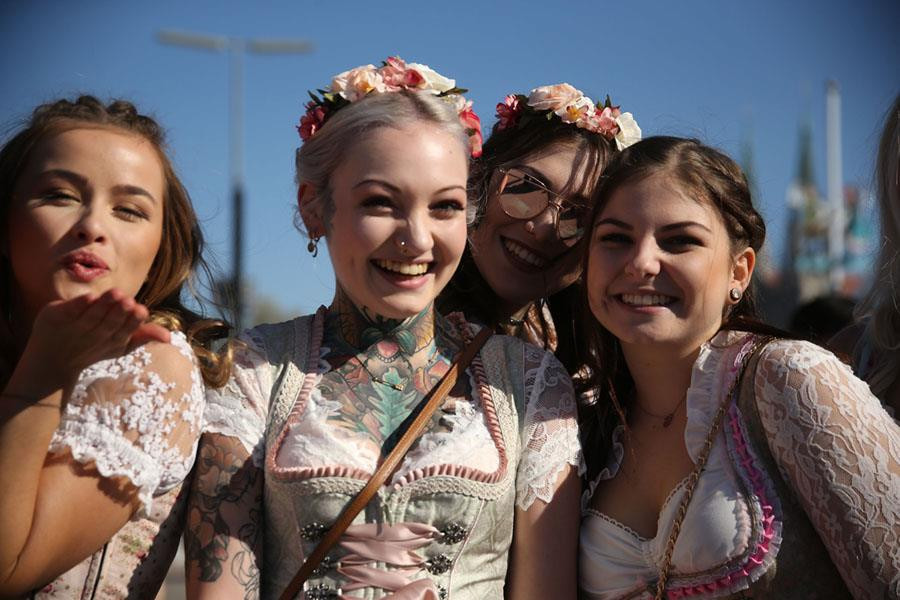 Các cô gái trẻ rạng rỡ trong những bộ váy truyền thống từ thời xa xưa. (Ảnh: Getty)